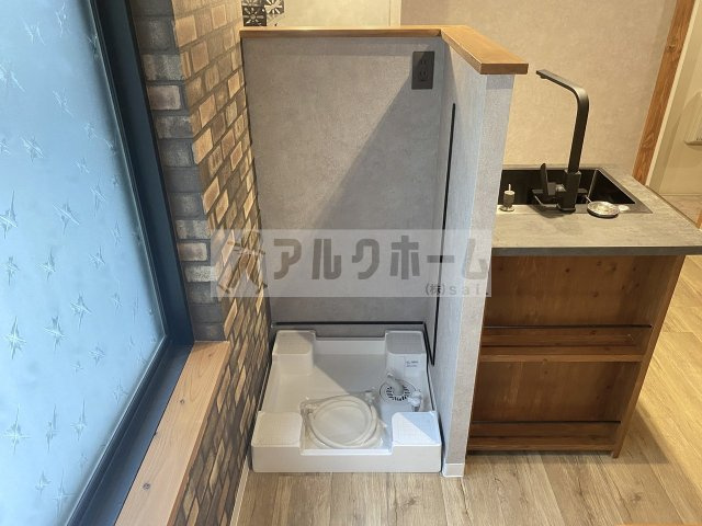 シャトールメールの設備|キッチンの裏側に洗濯機置き場