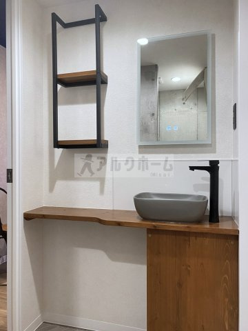 シャトールメールの独立洗面台|木のぬくもりを感じるデザイン