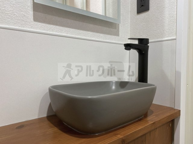 シャトールメールの独立洗面台|個性的ですがコテコテ感はナシ