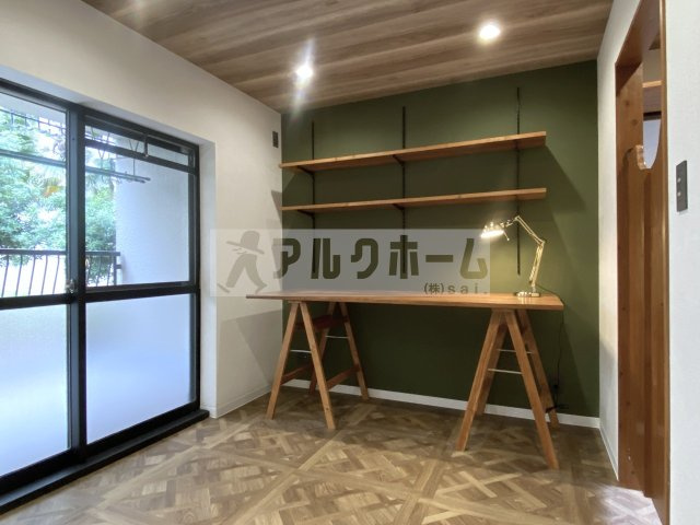 シャトールメールの洋室|お隣にはちょっとした書斎