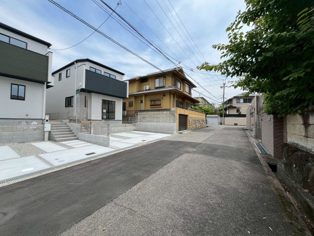 庭代台2期2号棟の前面道路含む現地写真