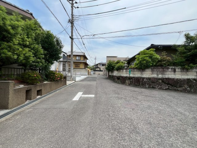 庭代台2期2号棟の前面道路含む現地写真