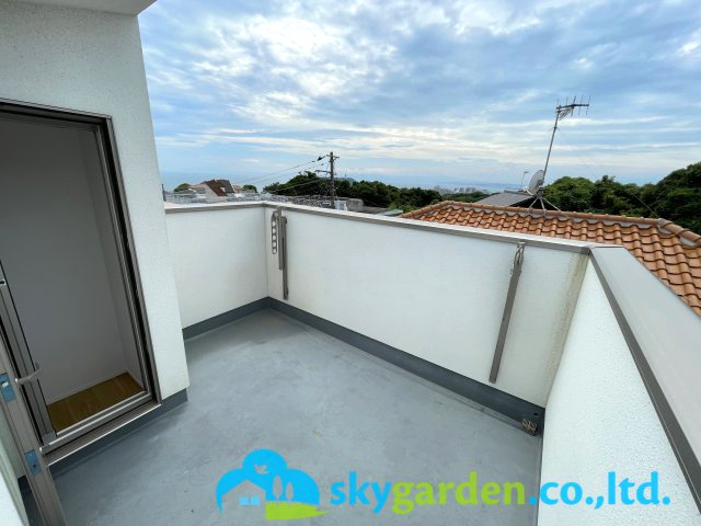 鎌倉市七里ガ浜2丁目　中古戸建のバルコニー|屋上　江の島の花火が良く見えそうです。