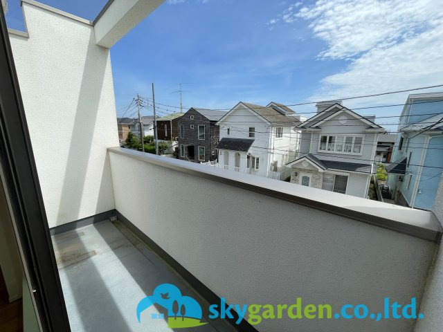 鎌倉市七里ガ浜2丁目　中古戸建のバルコニー|2階のバルコニー　少しだけ海が見えます