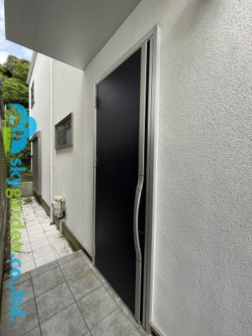 鎌倉市七里ガ浜2丁目　中古戸建の玄関|明るい玄関です