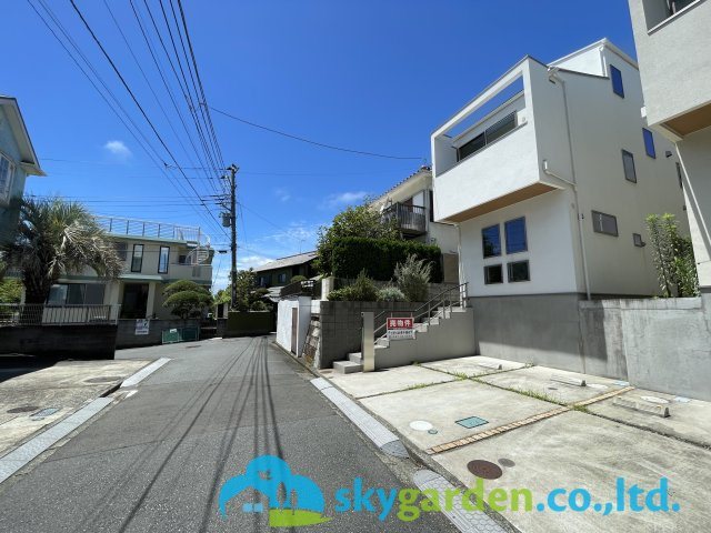鎌倉市七里ガ浜2丁目　中古戸建の前面道路含む現地写真|前面道路含む現地写真です