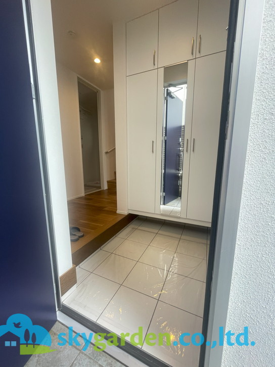 鎌倉市七里ガ浜2丁目　中古戸建の玄関|明るい玄関です