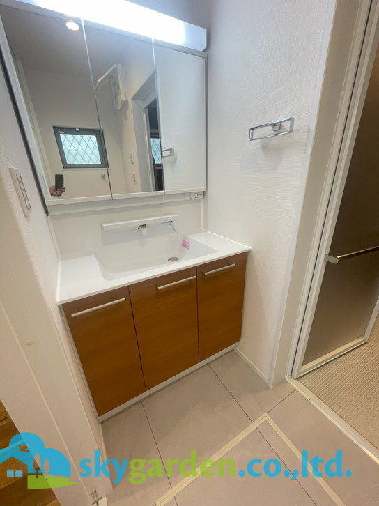 鎌倉市七里ガ浜2丁目　中古戸建の独立洗面台|独立洗面台で身支度をすべて済ませてしまいましょう