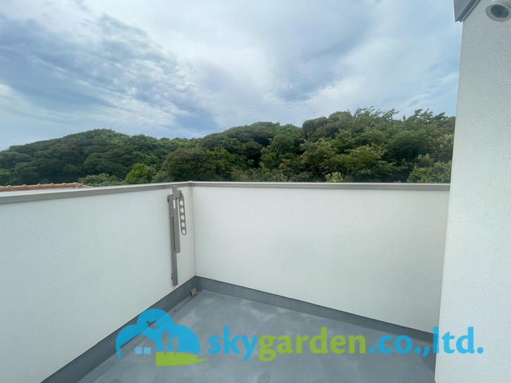 鎌倉市七里ガ浜2丁目　中古戸建のバルコニー|開放的で明るい空間を演出してくれるバルコニーです