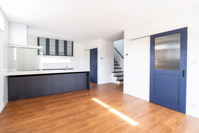 志摩井田原　中古戸建の居間・リビング|LDK18帖です