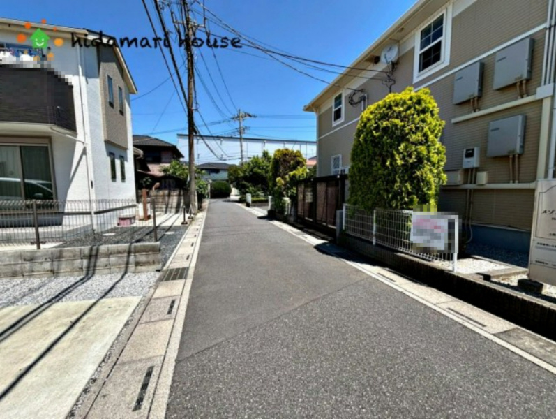 上尾市領家　中古戸建の前面道路含む現地写真