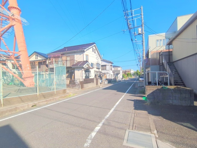 草加市青柳7丁目 中古戸建の前面道路含む現地写真