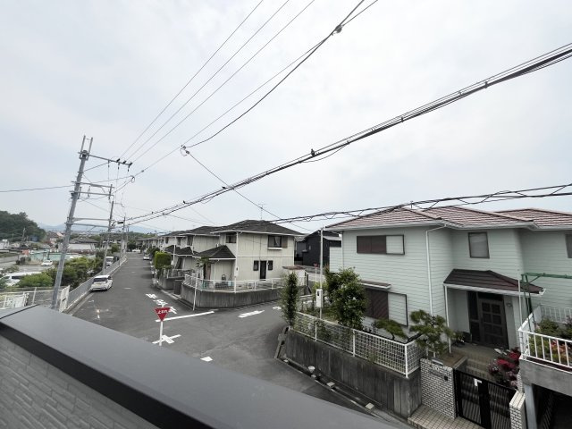 庭代台1期1号棟の前面道路含む現地写真