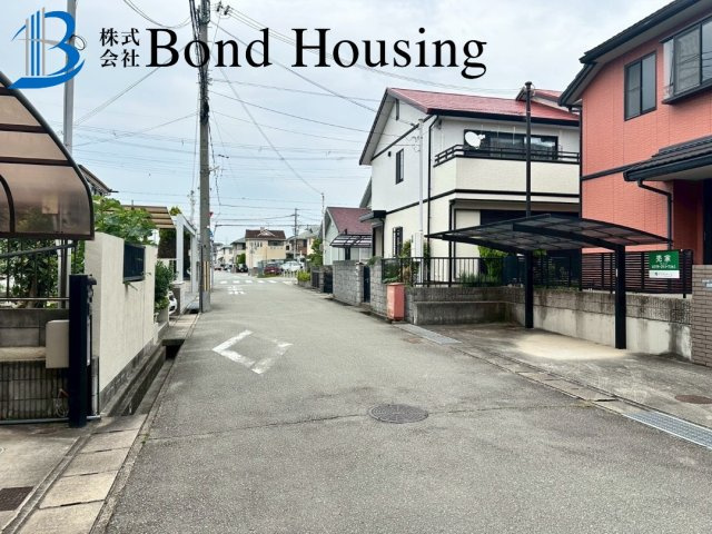 駐車２台　５LDKの間取り　西区丸塚２丁目　中古戸建の前面道路含む現地写真