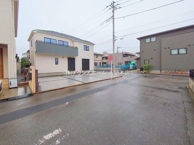 入間市東藤沢1丁目・全1棟　新築一戸建　～武蔵藤沢駅徒歩6分～の前面道路含む現地写真|前面道路6.2ｍ、開放感を感じる角地物件♪