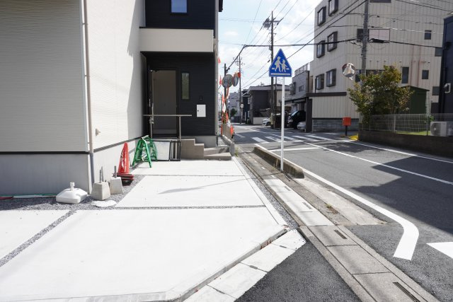 草加市北谷2丁目 新築分譲住宅の駐車場