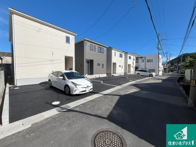 姫路市西庄　第6期　新築一戸建ての前面道路含む現地写真|周辺は閑静な住宅街！前面道路広々で車の出し入れも便利です。駐車が苦手な方でも安心して車庫入れできます！