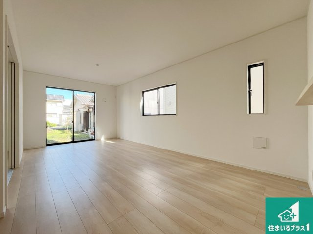 姫路市西庄　第6期　新築一戸建ての居間・リビング|日当たり良好の明るいリビングで朝の目覚めもスッキリできそう！対面キッチンでご家族のコミュニケーションも自然と増える設計！小さなお子様が遊ぶスペースを作っても広々とくつろげるLDK！