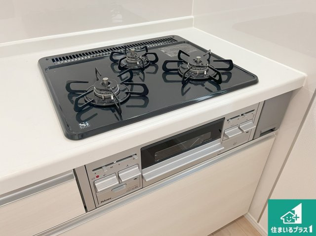 姫路市西庄　第6期　新築一戸建ての設備|ダブル高火力Ｓｉセンサー付きコンロ！３口あるので、まとめて料理をする時も大活躍！
