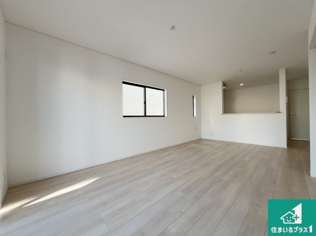 姫路市西庄　第6期　新築一戸建ての居間・リビング|子供を見守りながらお料理が出来るため家族のコミュニケーションか増えます♪スペースが広く確保されている為お子様が大きくなったときは一緒に料理を楽しめます♪