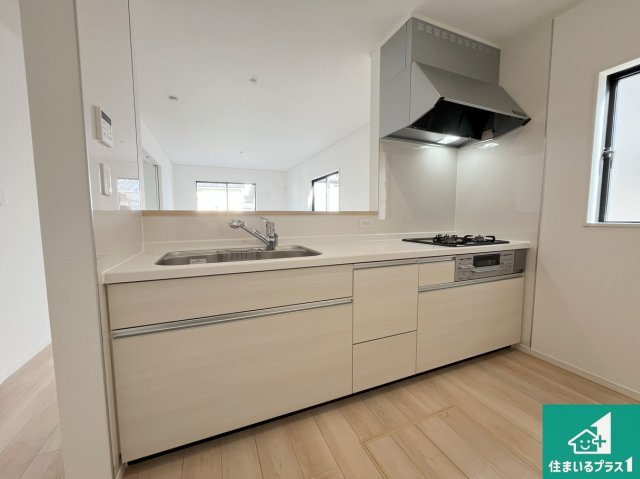 姫路市西庄　第6期　新築一戸建てのキッチン|明るいリビングで朝の目覚めもスッキリできそう！対面キッチンでご家族のコミュニケーションも自然と増える設計！小さなお子様が遊ぶスペースを作っても広々とくつろげるLDK！