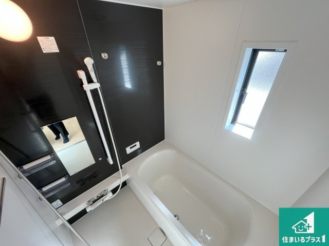 姫路市西庄　第6期　新築一戸建ての浴室|足をゆったり伸ばして寛げる浴槽です。窓が設けられていますので差し込む光が明るく穏やかな雰囲気にしてくれます♪浴室乾燥機も設置しているので、雨の日の洗濯物も安心です♪