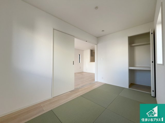 姫路市西庄　第6期　新築一戸建ての和室|一室あると便利な和室は客間としてだけでなく、小さなお子様のプレイルームや食後のくつろぎスペースとしてもご利用いただけます。収納もついていますので大活躍間違いなし！