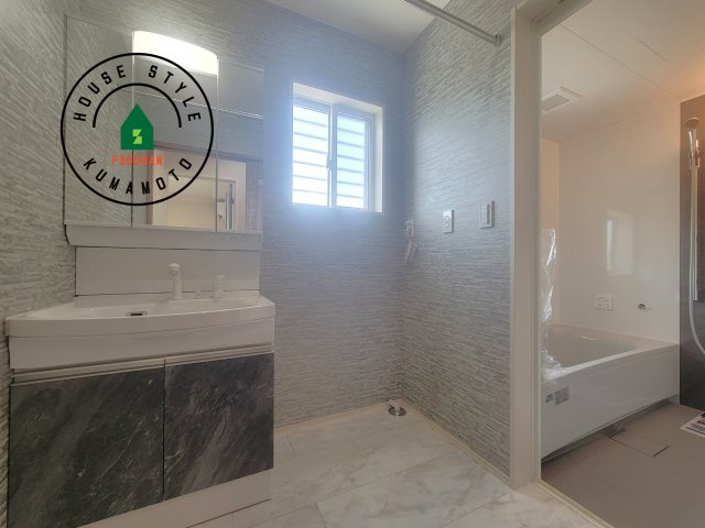 宇城市小川町北新田第6-2棟（2号棟）の脱衣所|ゆとりの洗面スペースで朝の身支度もスムーズに。暮らしを快適に変えるシャワー付洗面台です！