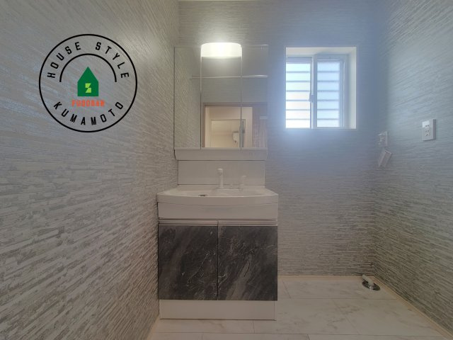 宇城市小川町北新田第6-2棟（2号棟）の独立洗面台|毎日使うものだから清潔な空間を保ちたい水回り。洗面にはそんな願いを解消させてくれる収納アイデアが満載です。三面鏡の裏側にはキャビネットが現れ小物から背の高い物まで収納できます。