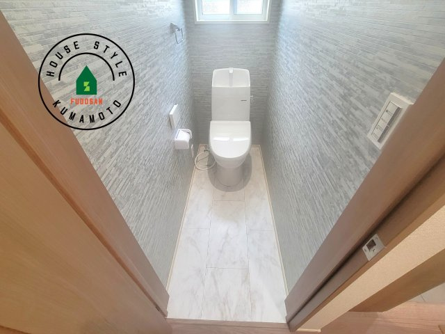 宇城市小川町北新田第6-2棟（2号棟）のトイレ|温水洗浄便座を完備しております。2ヶ所にトイレがあるのは朝の慌ただしい時間も安心です。