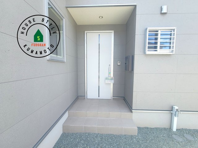 宇城市小川町北新田第6-2棟（2号棟）の玄関|おでかけの時も帰った時も、「我が家」を最初に感じでもらえる素敵な空間に。