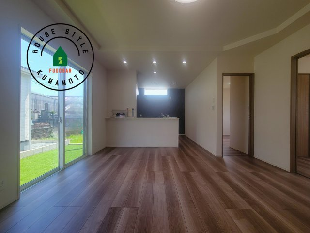 宇城市小川町北新田第6-2棟（2号棟）の居間・リビング|キッチンからリビングをしっかり確認できます。家族の笑顔があふれる空間になりそうですね。