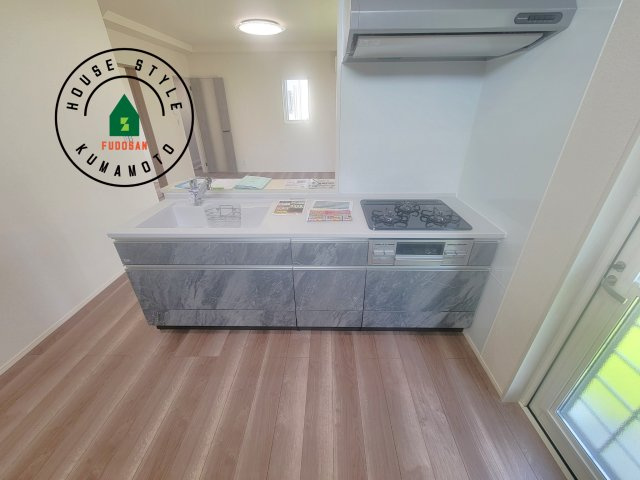 宇城市小川町北新田第6-2棟（2号棟）のキッチン|ご家族を近くに感じられる対面キッチンのLDK。会話もはずみそうですね。