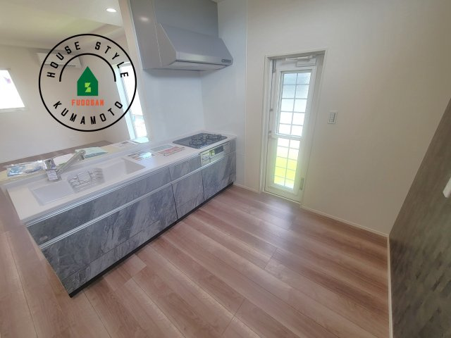 宇城市小川町北新田第6-2棟（2号棟）のキッチン|ダイニングテーブルへの配膳がラクラク、お料理はかどるカウンター付きシステムキッチン！