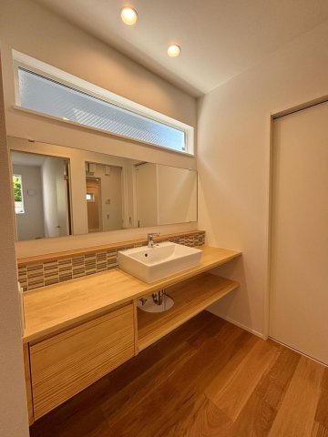 久留米市日ノ出町2号地の洗面所|ホテルのような広くて使いやすい洗面ルーム。朝もゆとりをもって準備できます♪