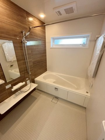 久留米市日ノ出町2号地の浴室|1日の疲れがとれる、ゆったりとしたバスルーム。便利な浴室乾燥暖房機を完備。