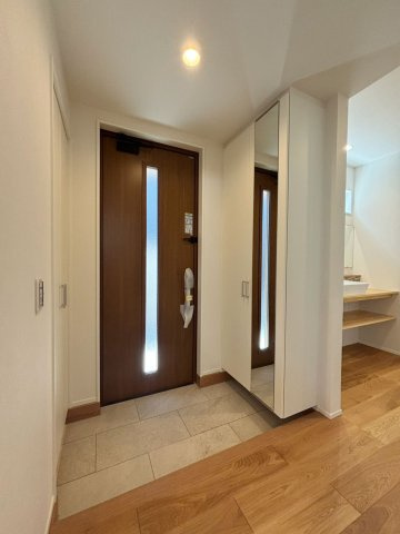 久留米市日ノ出町2号地の玄関|シューズ収納スペースも備えられた玄関です♪お出かけ前に身だしなみチェックできる姿見付き！