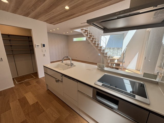 久留米市日ノ出町2号地のキッチン|リビングのお子さんに目配りできる対面式カウンターキッチンを採用。