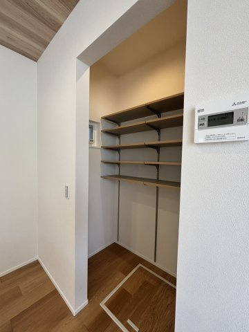 久留米市日ノ出町2号地の収納|キッチン横にはストック品や生活用品が収納できるスペースもあります♪