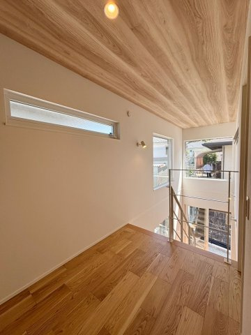 久留米市日ノ出町2号地のその他|1階リビングから続く吹抜けの階段♪おしゃれで窓もたくさんあり広々とした造りです。