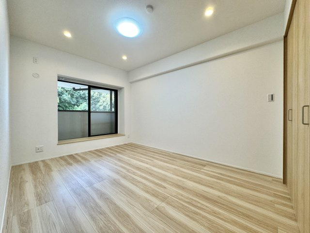 リヴァージュ高林の洋室|こちらは6.7帖の主寝室です。北東の部屋のため、直射日光が入らないので熱くなりすぎる心配がありません！
