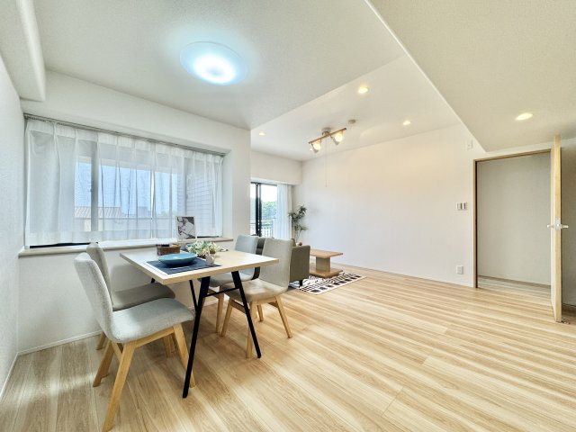 リヴァージュ高林の居間・リビング|リビングを別角度から撮影しました！オシャレな照明が映えますね♪


