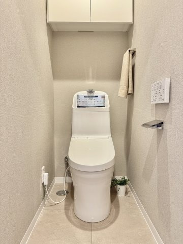 リヴァージュ高林のトイレ|トイレはナチュラルな色使いで、落ち着く空間になっています。収納棚もあるので、シンプルに彩ることができます。
