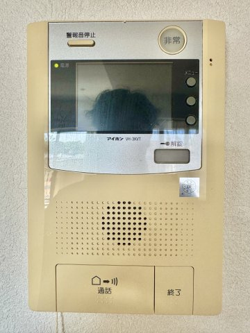 リヴァージュ高林の防犯設備|大きなモニター付きインターホン！相手の顔が良く見えます！
