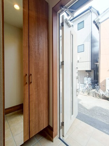 八潮市　古新田　新築戸建　　全1棟の玄関|毎日通る玄関はこちらです