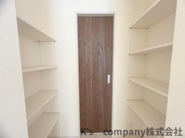 茅ヶ崎市松浪2丁目　新築戸建　3号棟の収納|キッチン横には収納力のあるパントリーがあり、キッチンをスッキリと片付けられます◇