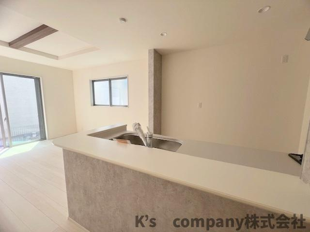 茅ヶ崎市松浪2丁目　新築戸建　3号棟の居間・リビング|カウンタ―キッチンから見たリビングスペース◇