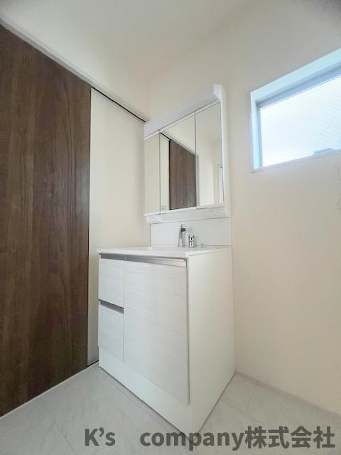 茅ヶ崎市松浪2丁目　新築戸建　3号棟の独立洗面台|三面鏡の内側には小物収納が充実しています◇