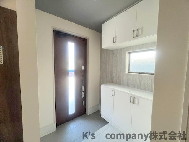 茅ヶ崎市松浪2丁目　新築戸建　3号棟の玄関|玄関には上下に分かれたシューズボックス付き☆