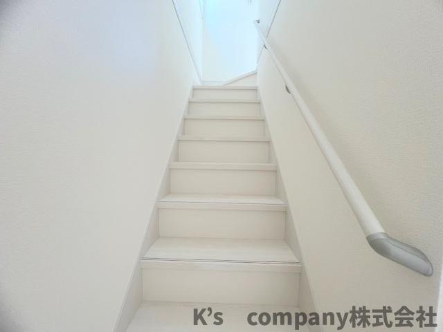 茅ヶ崎市松浪2丁目　新築戸建　3号棟の内装|手すり付きの階段☆